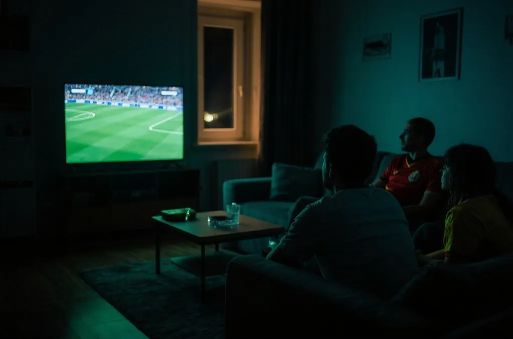 球迷在北京时间凌晨观看世界杯比赛